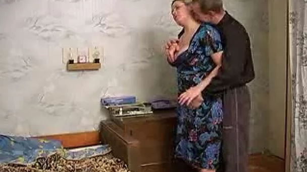 Пухлая домохозяйка и худой парень занимаются сексом на кровати