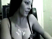 Sutnning brunette webcam whore oiling her boobies for me