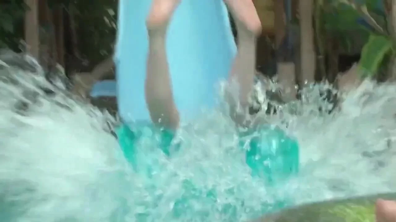 Ein Mann hat Glück im Wasserpark Aimi Yoshikawa