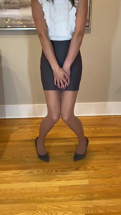 Zurück im Büro nach den Feiertagen. Nahtlose Strumpfhose in Sonnenbraun unter meinem grauen Rock ❤️