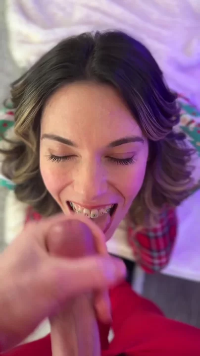 Der Weihnachtsmann schenkt seiner Stiefmutter eine große Gesichtsbehandlung unter dem Weihnachtsbaum!