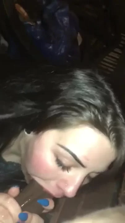 Sie liebt es, diesen schwarzen Schwanz zu lutschen.