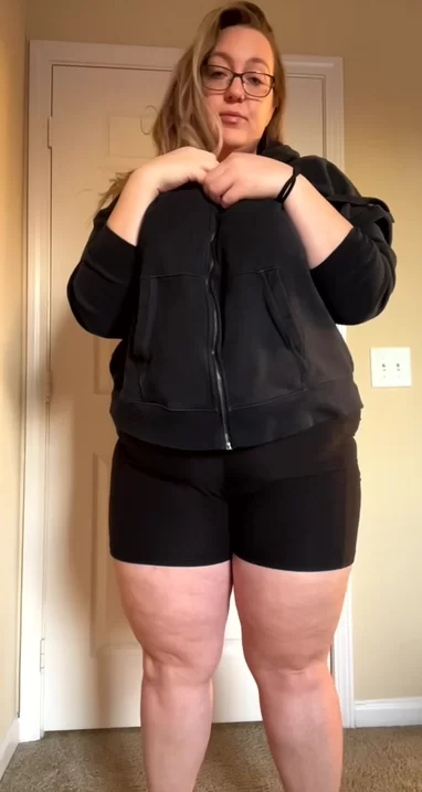 Пора обхватить этими красивыми сиськами этот твердый член