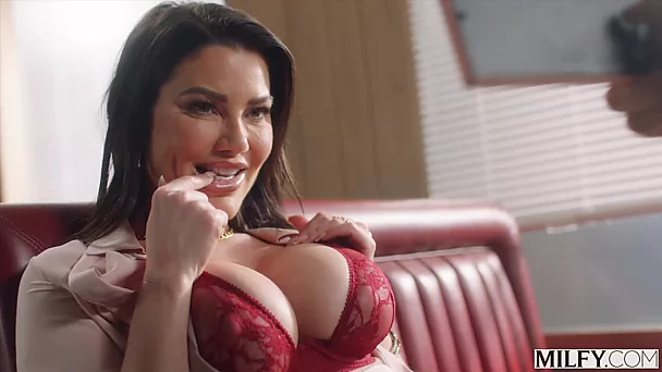 Die üppige Cougar-Frau Savanah Storm denkt ständig an große Schwänze.