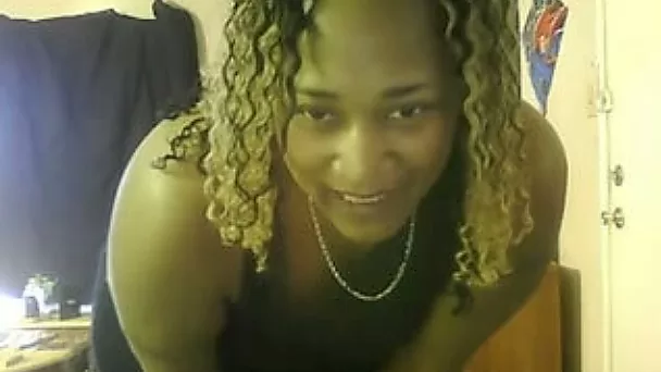Big fat booty junk in the tight jeans on webcam video