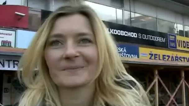 Experienced light-haired MILF shows off her great skills