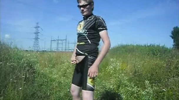 Found a nice place outdoors to exhibit and masturbate