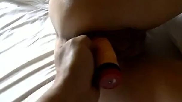 This kinky chick wants her anus toyed in sideways position