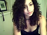 Webcam solo with a curly-haired Latina flashing her cleavage