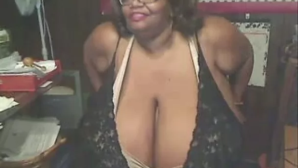 The enormous pair of brown boobs of an ebony cougar