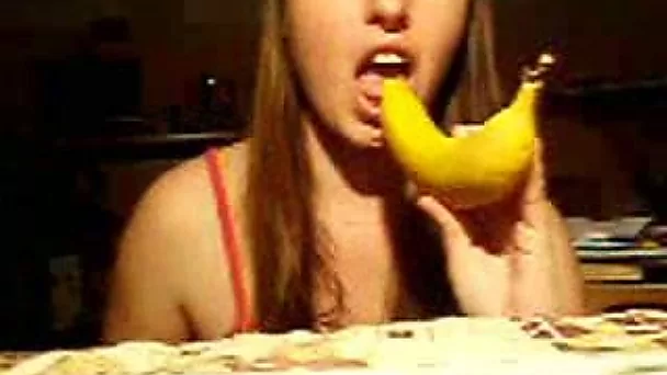 Petite webcam teen babe pounding herself with banana