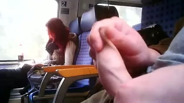 Я подрочил на горячую девчонку, которая слушала хип-хоп в поезде.