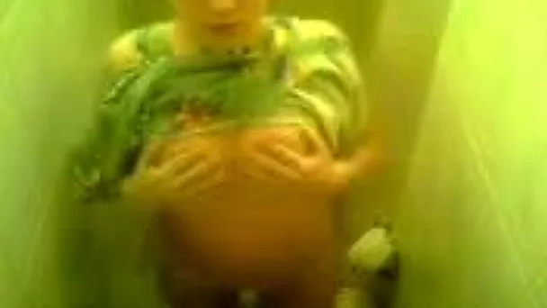 Females student masturbates in the toilet with camera on