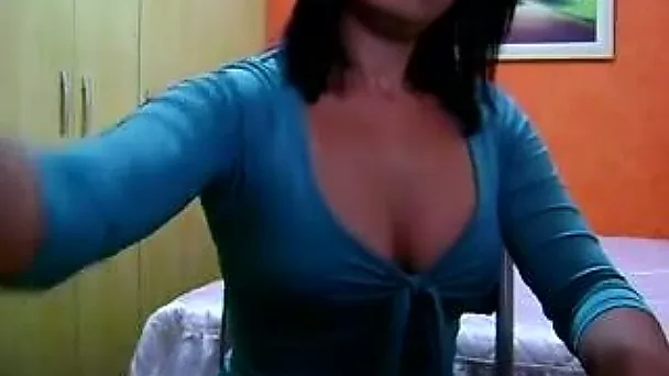Nerd chick with tanned skin wants me to worship her soles - webcam