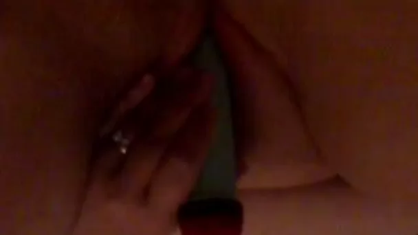 Chubby white woman reams her wet and itchy pussy