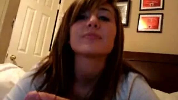 My eye catching girlfriend is so good at giving blowjobs