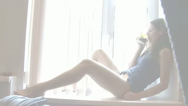 Lonely and fond babe gets her pussy fingered by herself