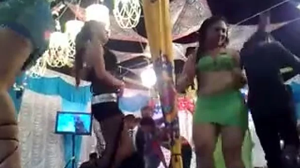 Sizzling hot Arab temptress knows how to dance seductively