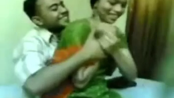 Домашнее видео, где я массирую сиськи своей индийской девушки