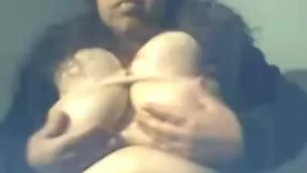 Chinese mature busty lady finally takes off her bra