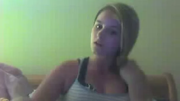 This classy blonde with plump ass loves masturbating on cam
