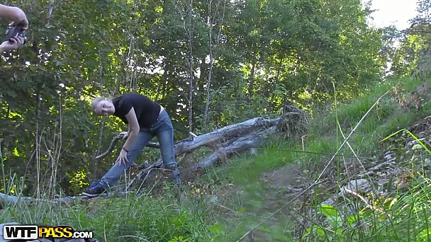 Slutty amateur chick favours a guy with a handjob in the forest