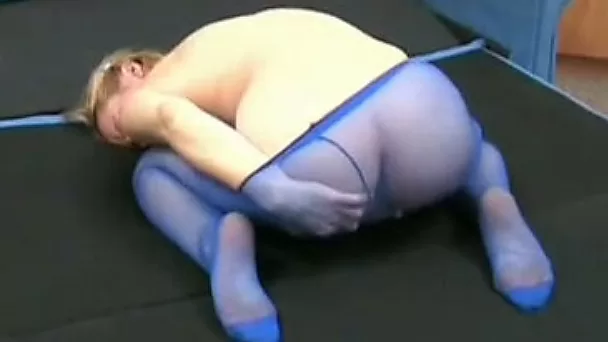 Lewd coed in blue pantyhose is masturbating like mad