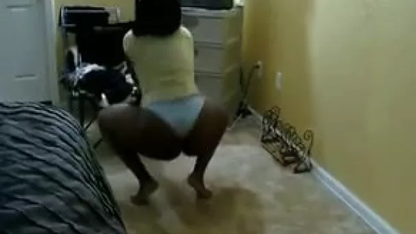 Bootyful ebony amateur chick on webcam shaking her ass