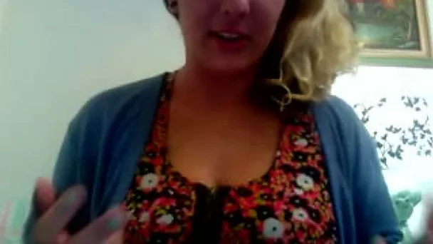 Chunky amateur blonde babe on webcam shows how fast she can reach orgasm