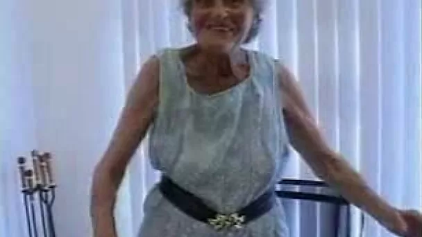 87-летняя бабушка моей жены отсасывает мне и жестко трахается.