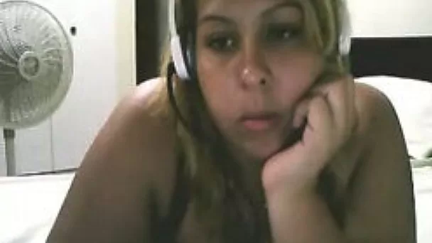 Sad and chubby webcam slut shows her big butt for the cam