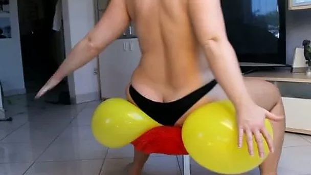 Amateur blonde plays with a balloon in homemade solo