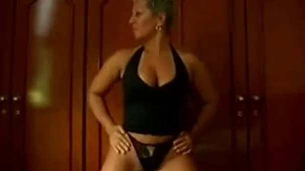 Curvy short-haired mom shakes her ass in homemade solo