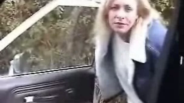 Mature blonde housewife gives a quick blowjob in the car