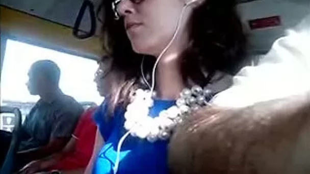 Эта сексуальная девчонка в солнечных очках была настолько горяча, что я решил снять ее на видео.