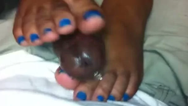 My super spoiled girlfriend knows how to give a nice footjob