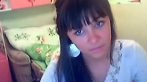 Stunning Omegle hussy shows off her firm round bum