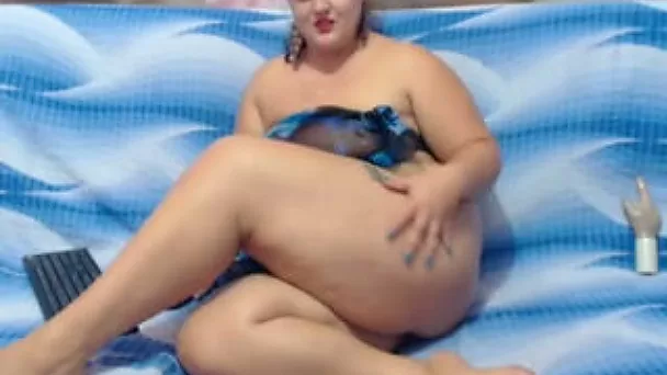 Webcam solo with a chubby milf demonstrating her fat legs