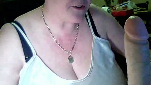 Mature fat amateur lady unpacks a new dildo on webcam