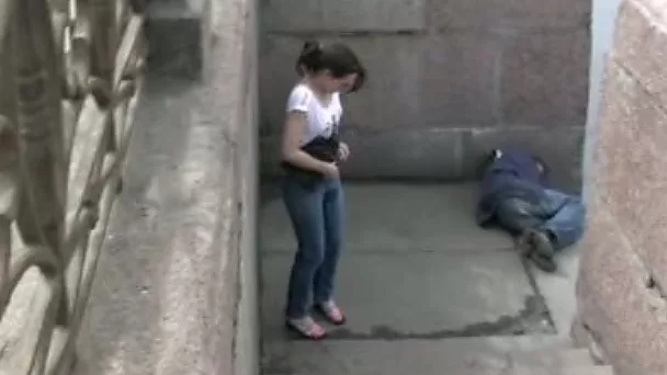 Развратная брюнетка-любительница была замечена, когда она писает на публике