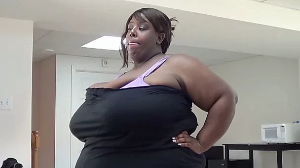 Ebony BBW shows off her unbelievably huge knockers