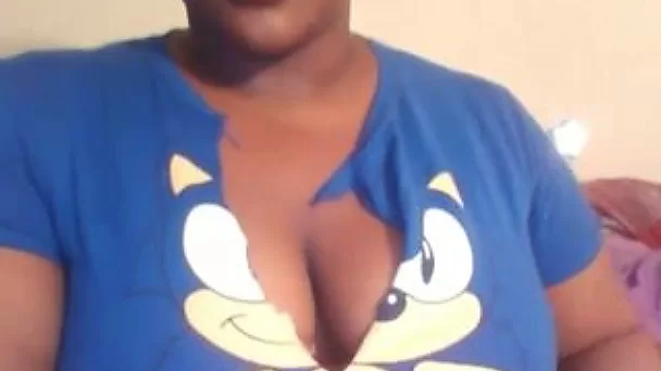 Webcam solo with a chubby ebony girl sucking a dildo