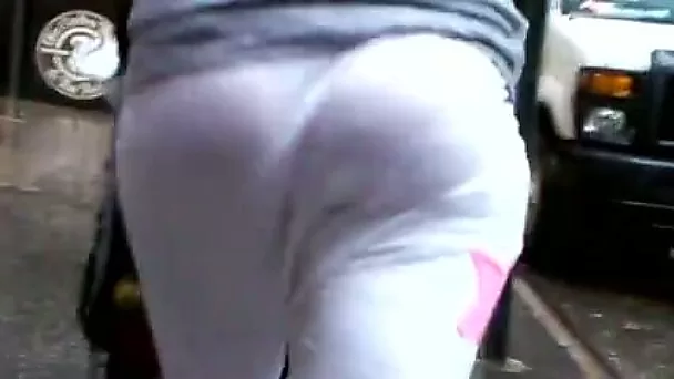 Sexy chick accidentally flashed her underwear in tight pants