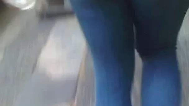 I love the way this chick's booty jiggles when she walks