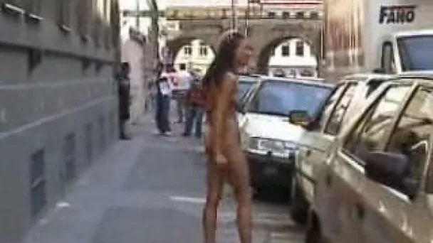 Street flashing time - my shapely brunette GF exposes her hot curves in street