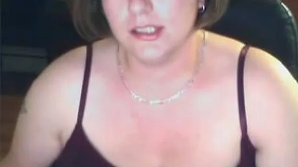 Webcam solo with a fat milf flashing her big boobies