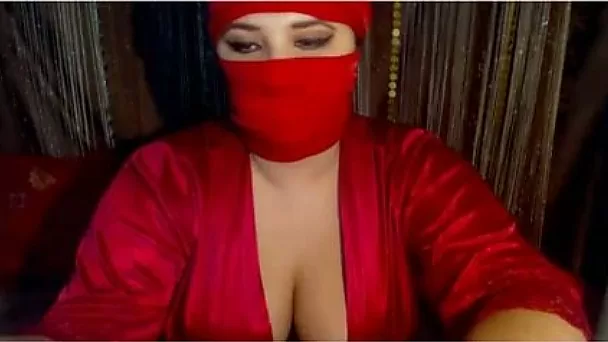 Mind-blowing webcam solo with a curvy milf masturbating