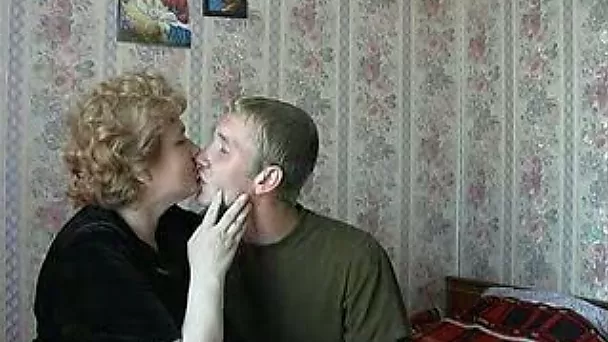 Бледнокожая пухлая бабушка из России села на мой член и жестко трахнулась