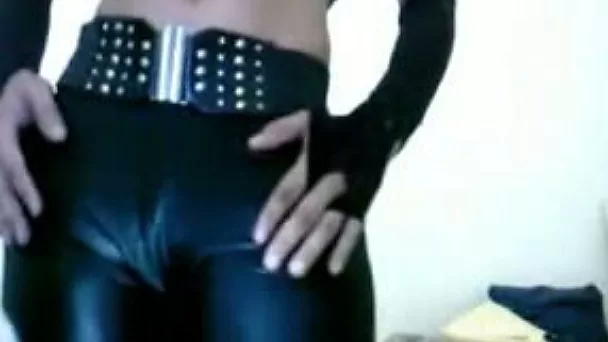 Comely webcm babe in tight leather pants teases with her ass