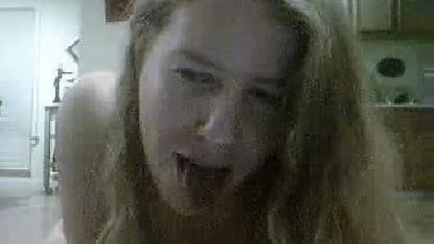 Amateur lady turns into an wild anal whore on webcam